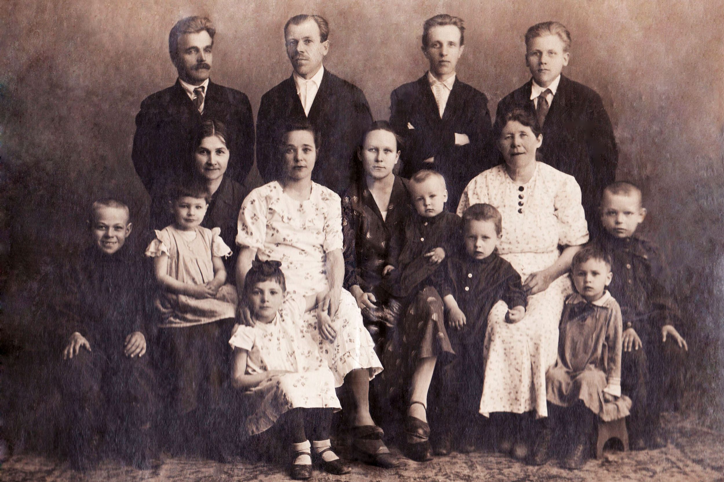 Фото сделано 21 июня 1941 года. Крайняя слева – Елена Александровна Кондратьева, у нее на руках маленькая Вера