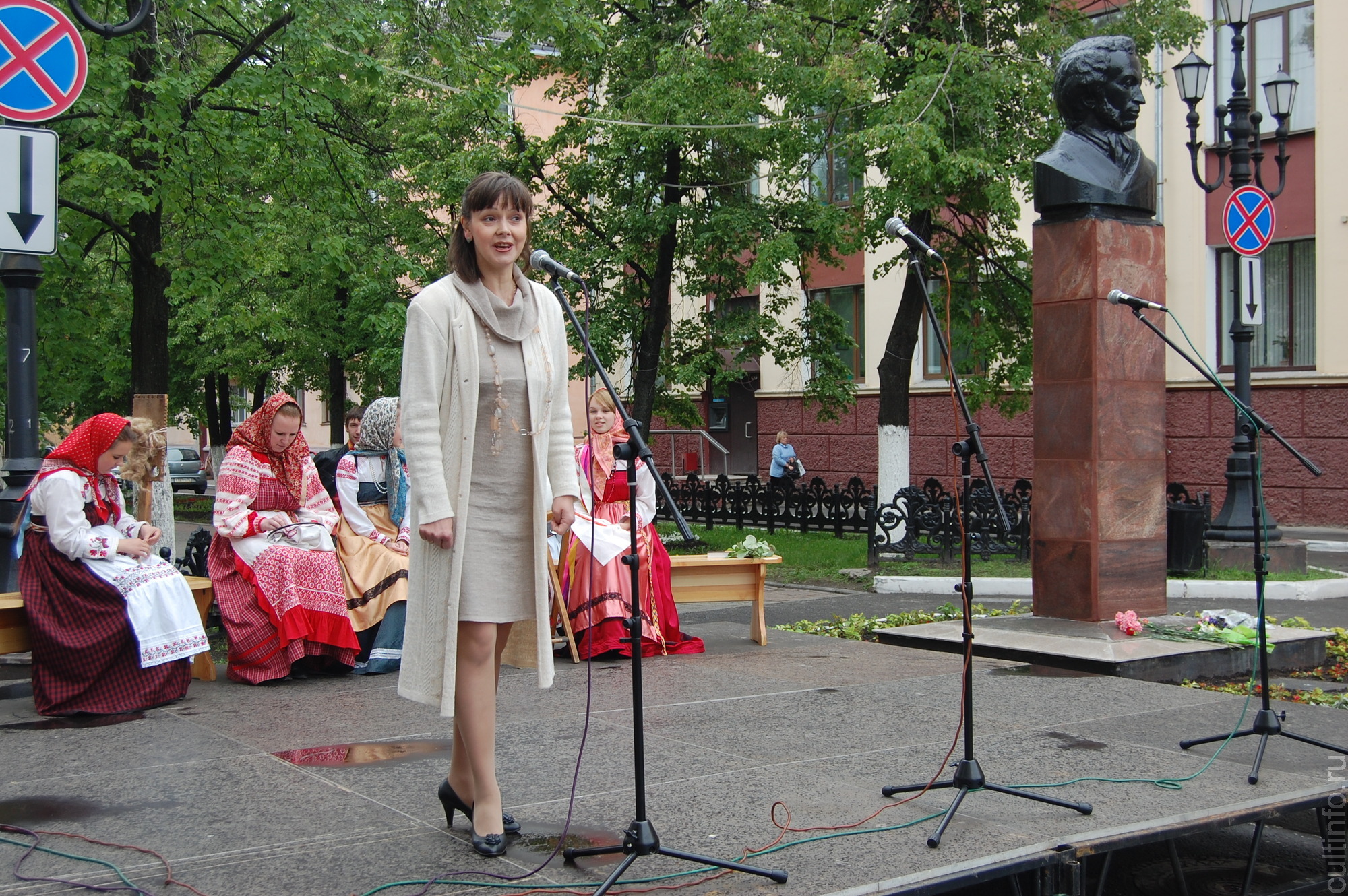 Лариса Кочнева одна из первых откликнулась выступить у памятника Александру Пушкину в день его рождения