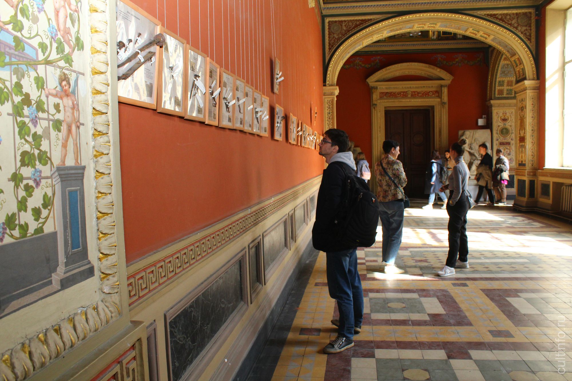 В Академии Штиглица в Петербурге открылась выставка кованых гвоздей из коллекции вологодского архитектора-реставратора  Алёны Альтаповой.