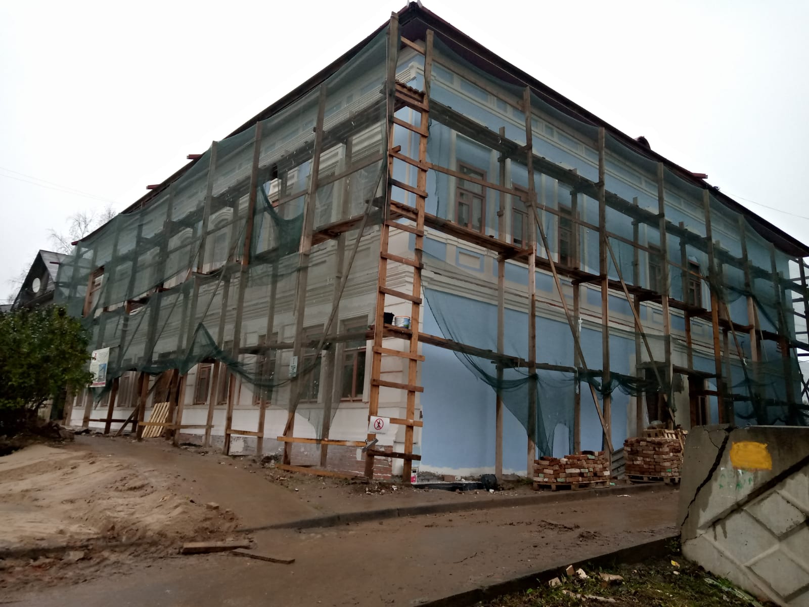 Здание Кадниковского музея в процессе проведения работ