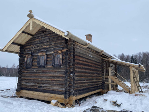 Тесовая крыша и крыльцо с перилами появились в ходе реставрации у дома Слободиной в музее «Семёнково» 