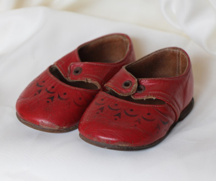 Старинную и советскую обувь показывает кирилловский музей 