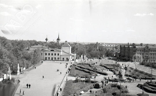 Государственный архив области вспоминает, какой была площадь Революции в советские годы