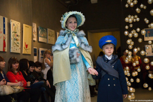 Детские костюмы разных эпох и непременные атрибуты зимних развлечений составили выставку «Елка. Дети. Новый год» в «Резном Палисаде»