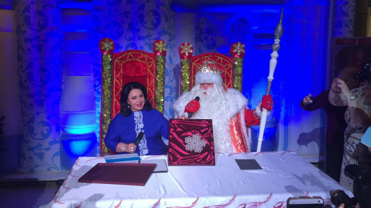 Дед Мороз подарил театру Надежды Бабкиной снежинку из вологодского кружева