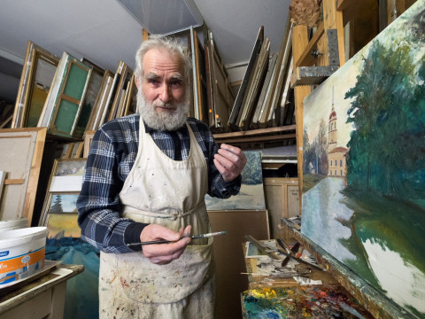 Тотемский художник Николай Сажин отметил 85-летие
