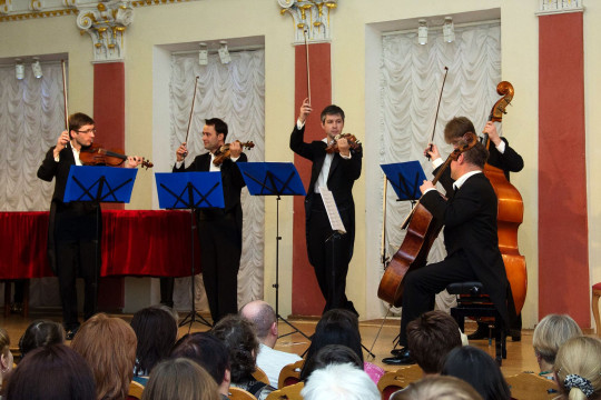 «Главные московские хулиганы в области классической музыки» – участники струнного квинтета «Бонквинтон» – представили вологжанам новую программу