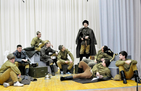 Студенческий театр «Маска» Вологодского института бизнеса приглашает на премьеру спектакля «Аты-баты, шли солдаты…»
