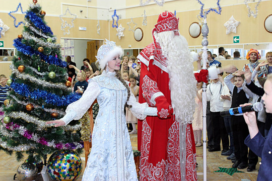 Российский Дед Мороз продолжает новогоднее путешествие. Зимний волшебник побывал в Мирном и посетил космодром Плесецк