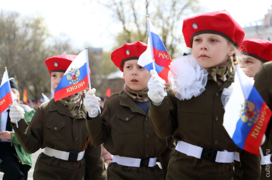 Церемония возложения цветов к Вечному огню и школьный парад прошли в Вологде