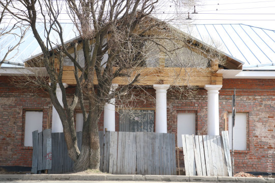 У бывшей городской амбулатории в Вологде появились колонны