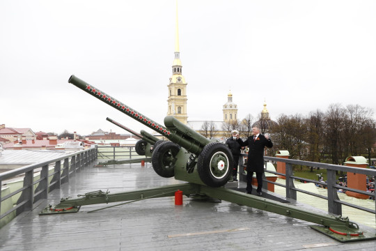 В Петропавловской крепости прозвучал залп артиллерийских орудий в память о вологжанах, защищавших блокадный Ленинград