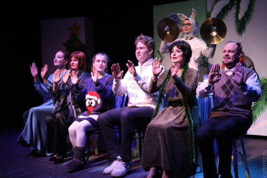 Женская сказка с судьбой: в Вологодском драматическом театре представили новогоднюю премьеру спектакля «Дуры мы, дуры»