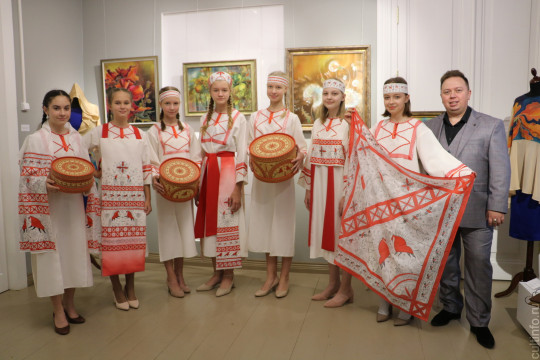 Батик Романа Захарова и ювелирное искусство семьи Корешковых представлены в Центре ремесел
