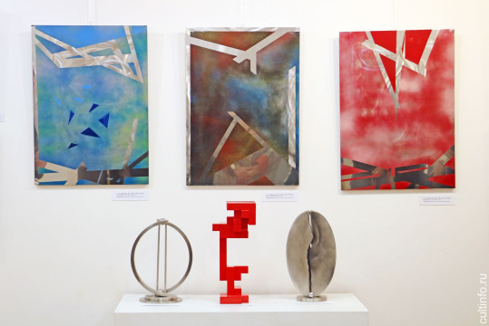 «Гуманность металла»: в картинной галерее открылась выставка итальянского художника и скульптора Массимо Гьотти