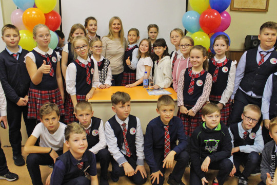 Юные вологжане встретились с писательницей Юлией Ивановой и предложили ей написать книгу о нашем городе