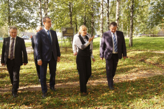 Николай Гуслинский (в центре) осматривает будущий дендропарк