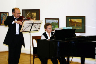 Ирина Богомолова выступает с руководителем Камерного оркестра филармонии Александром Лоскутовым