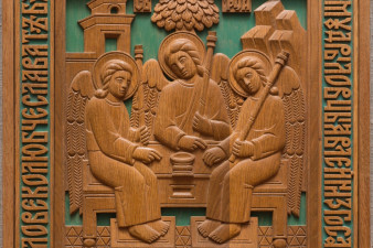 Резная икона «Троица». Дерево, резьба, покраска. 2012