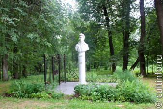 Памятник Константину Батюшкову в усадебном парке