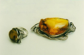 Гарнитур «Янтарный» (брошь  и кольцо). 2001. Cеребро, пайка, дифовка, янтарь
