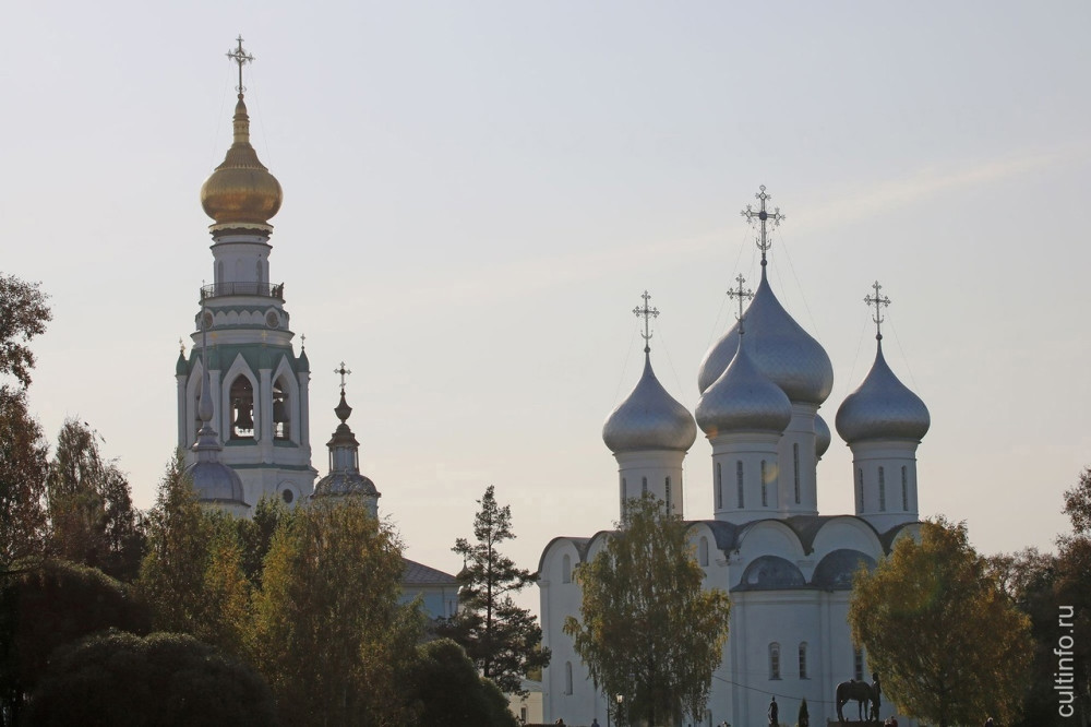 Вид на колокольню и Софийский собор