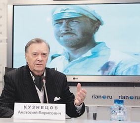 Народный артист России Анатолий Кузнецов и ансамбль «Серебряные струны» выступят в Шексне и Белозерске