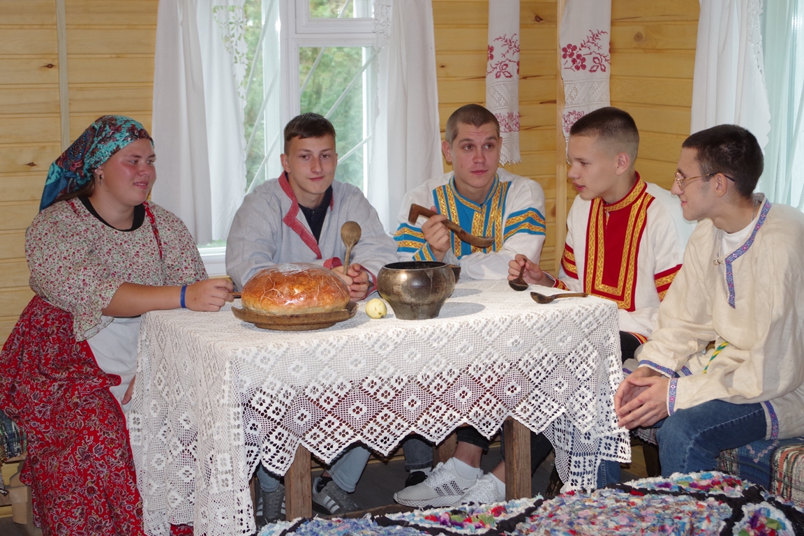 Студенты на программе «Как родители жили, так и нас благословили» в Музее этнографии, г. Белозерск. Автор – Белозерский областной краеведческий музей