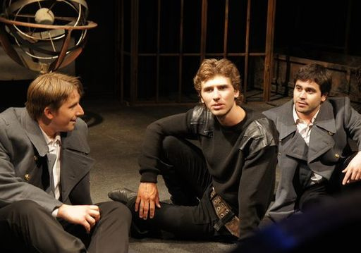 Быть или не быть?.. Вологодский драматический театр 18 и 19 апреля покажет онлайн спектакль «Гамлет» 