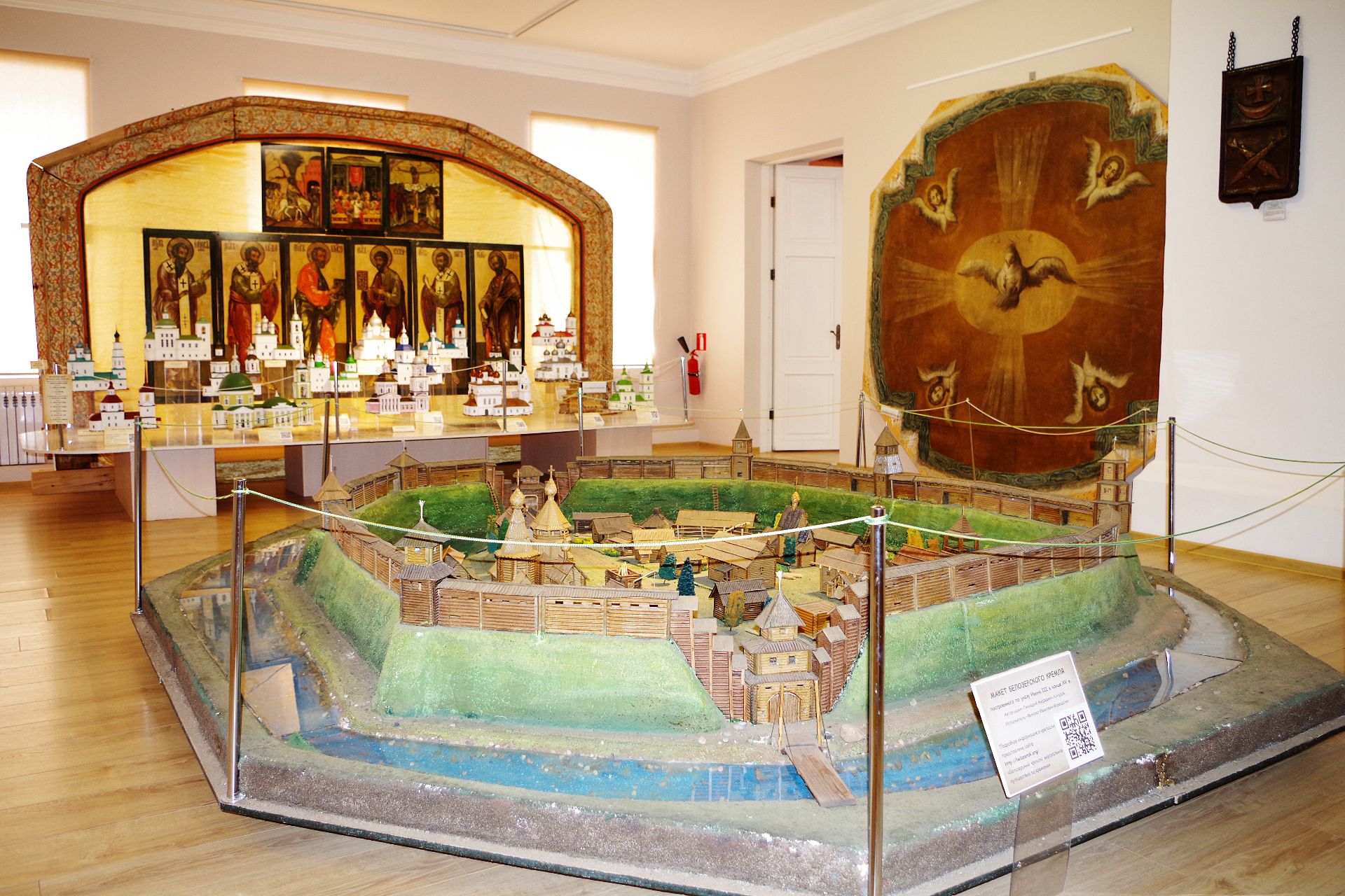 Экспозиция музея «Белозерск исторический», 2 зал, макеты Белозерской крепости XV в. Автор – Белозерский областной краеведческий музей