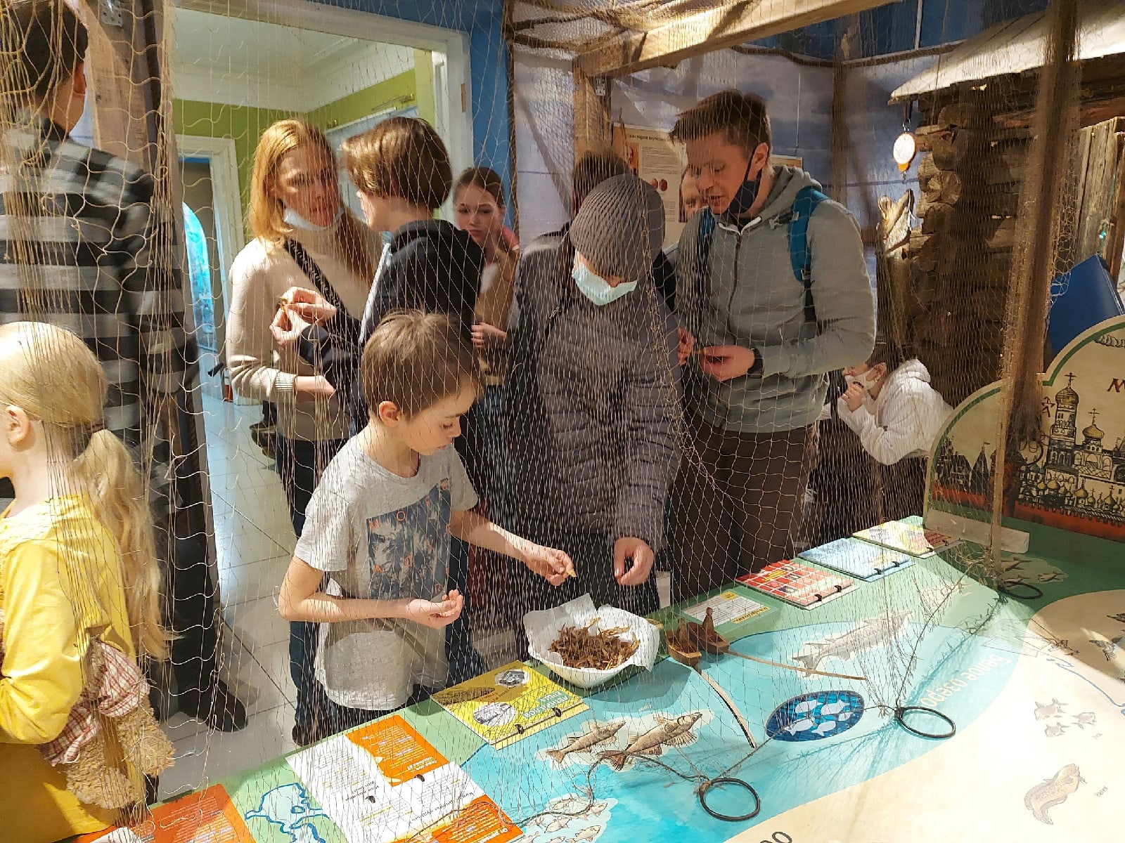 Интерактивная программа «Мал сребреник да дорог» в Музее белого озера, посетители. Автор – Белозерский областной краеведческий музей