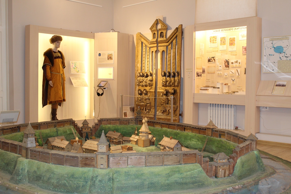 Экспозиция музея «Белозерск исторический», 2 зал, макеты Белозерской крепости XV в. На заднем фоне врата из Спасо-Преображенского собора. Автор – Белозерский областной краеведческий музей