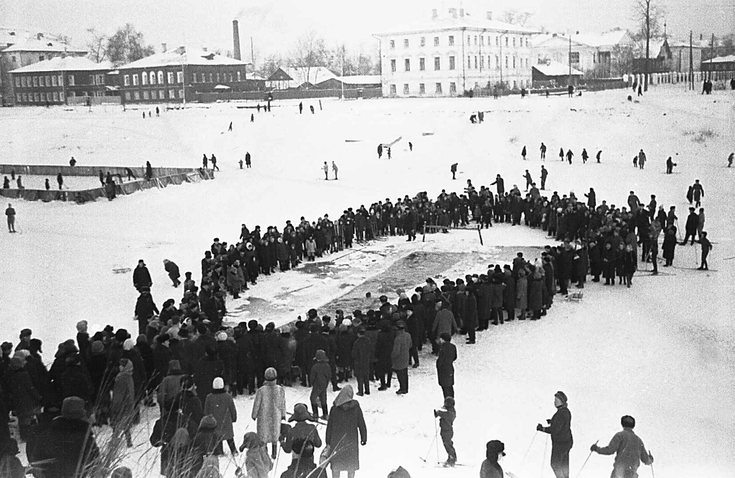 В ожидании заплыва моржей. Фото А.Дьяконова. Вологда. 1960 гг.