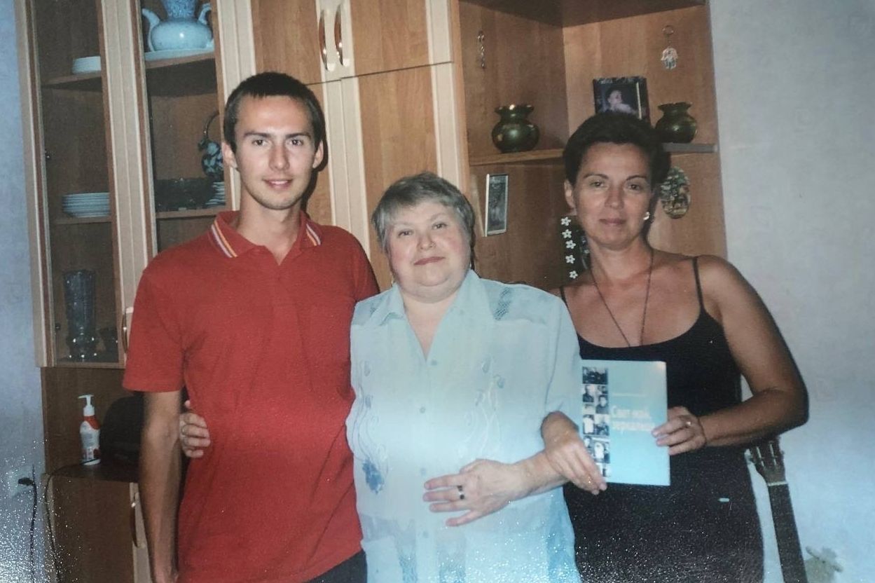 Семейная династия учеников 4 ДМШ: Анатолий и его мама, Елена Дзюба, оба учились у одного педагога - Ларисы Кошкиной