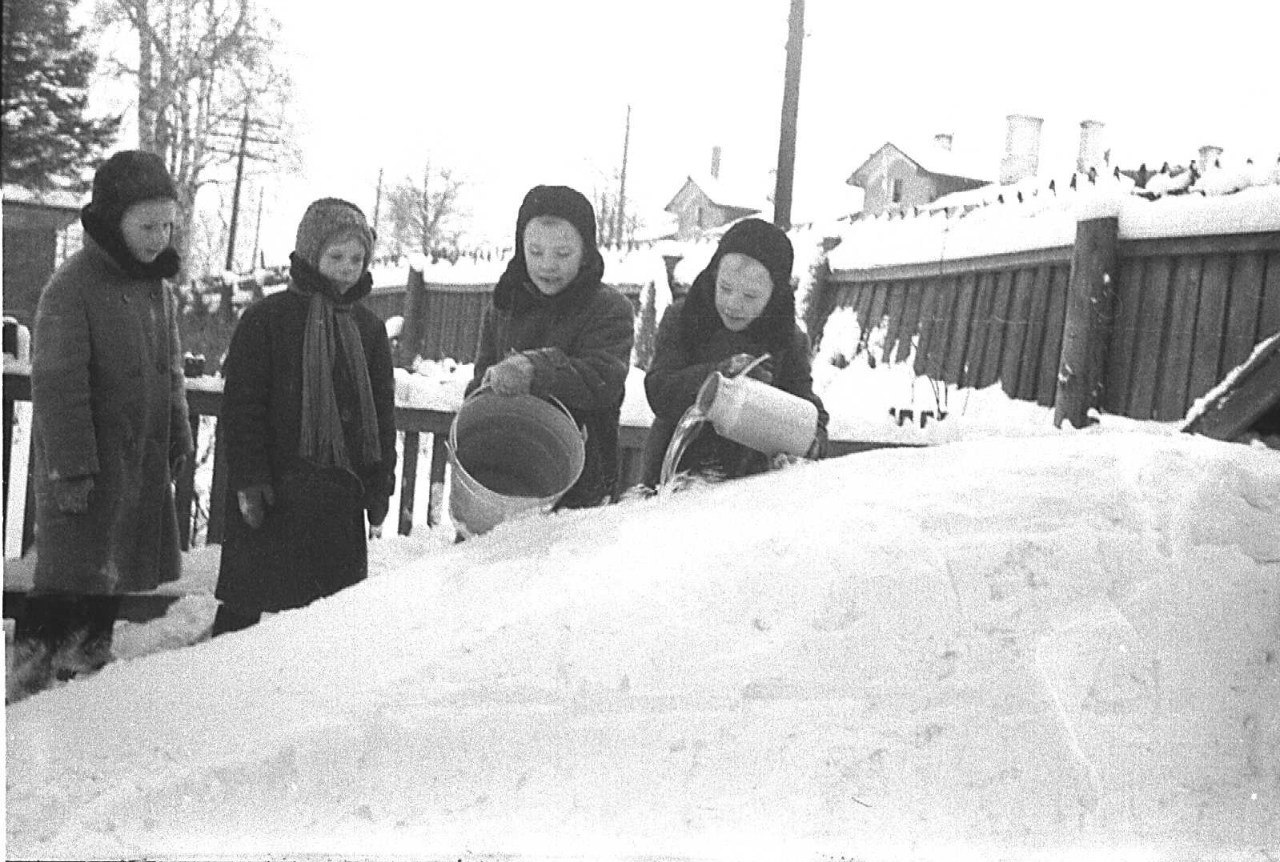 Заливка горки на ул. Мальцева. Вологда. 1960 гг.