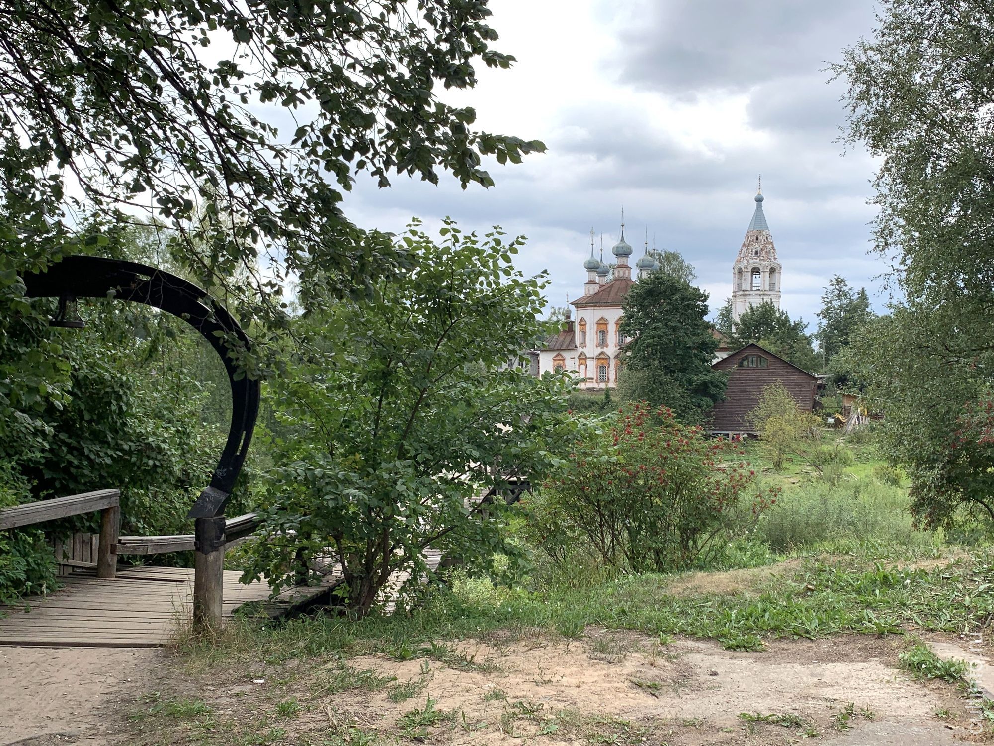 Церковь Благовещения Пресвятой Богородицы и ведущий к ней деревянный «козий» мостик через Ворожу – самый «открыточный» вид Устюжны