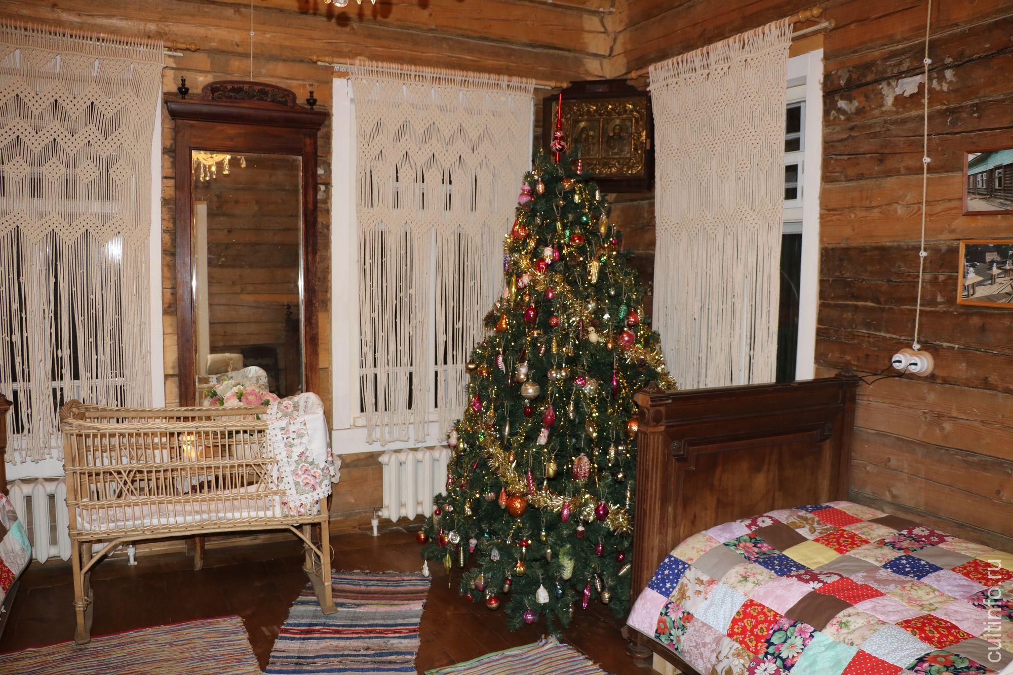 Игрушки советского времени украсили одну из ёлок в доме Извощикова