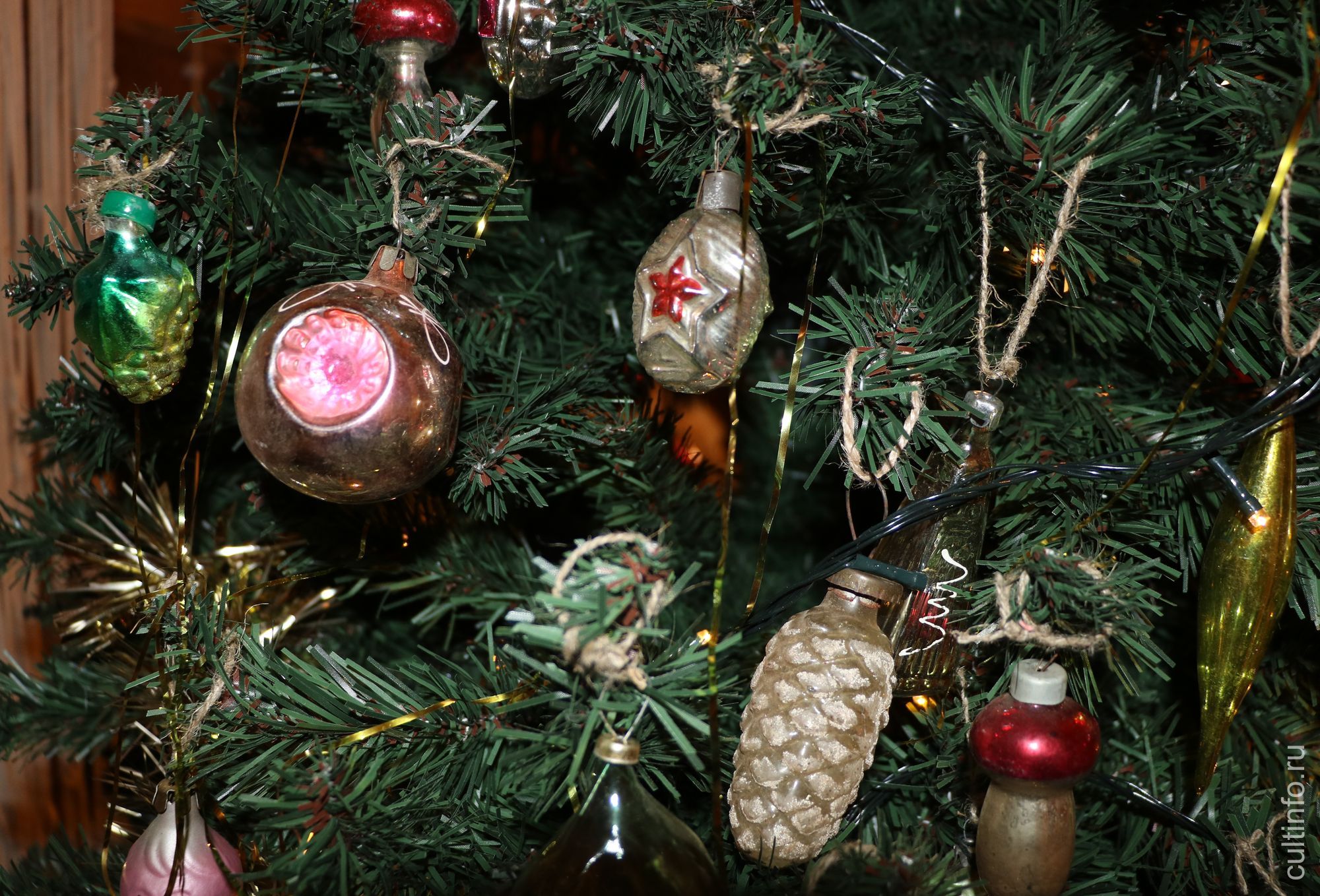 Игрушки советского времени украсили одну из ёлок в доме Извощикова