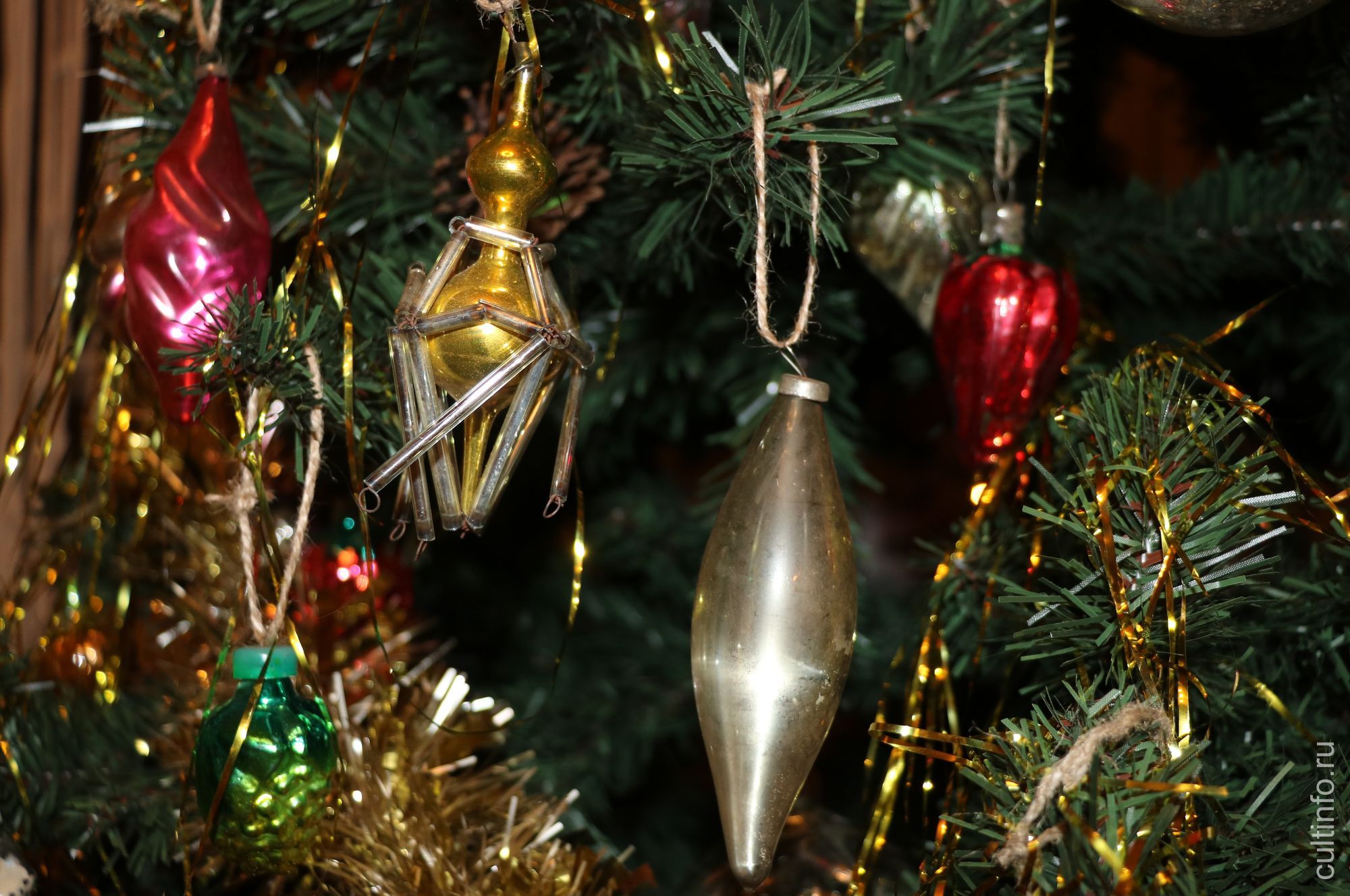 Игрушки советского времени украсили одну из ёлок в доме Извощикова