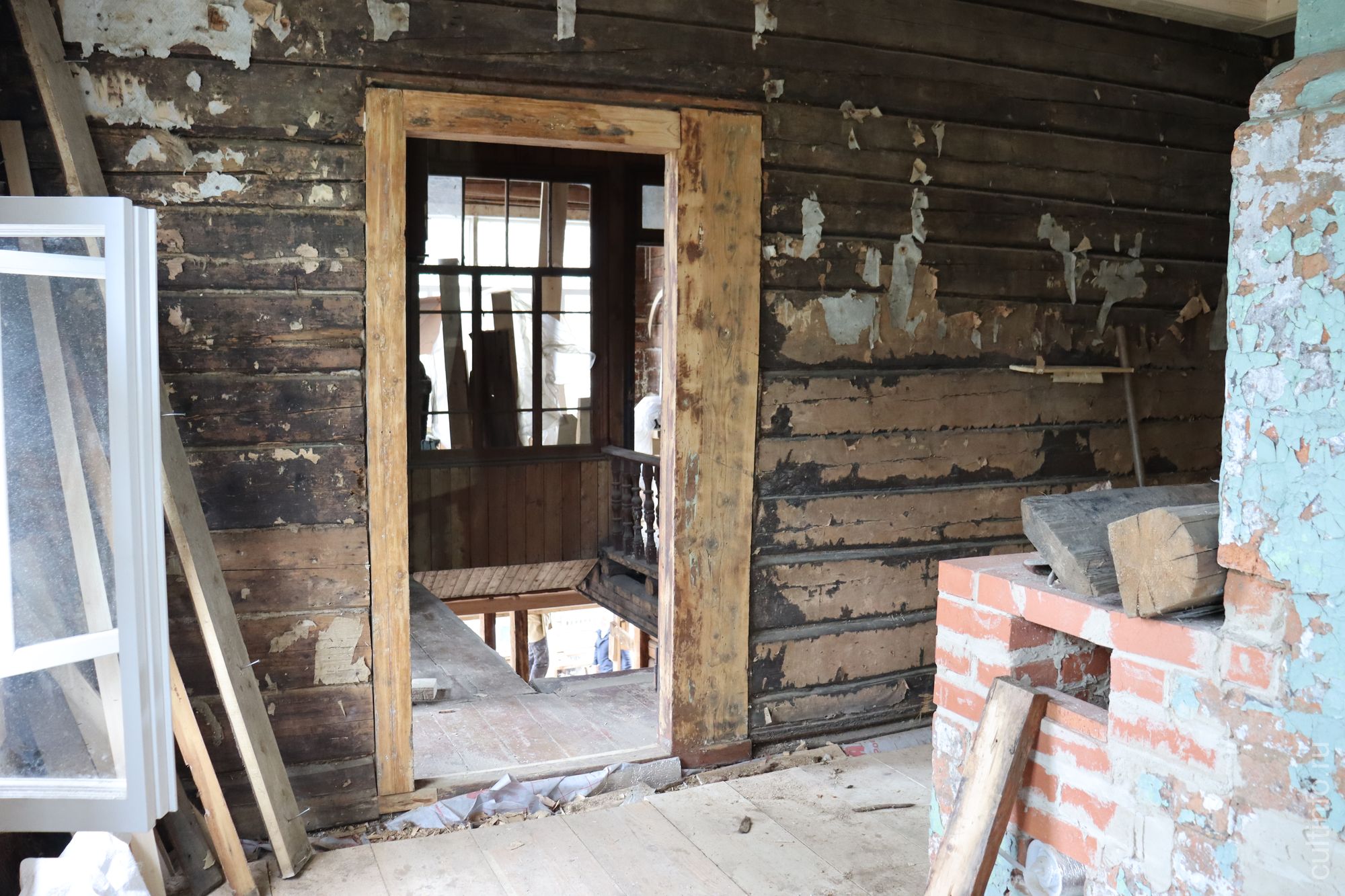 На данной дверной колоде видно, что изначально дверной проем был шире, но в впоследствии его решили уменьшить. 