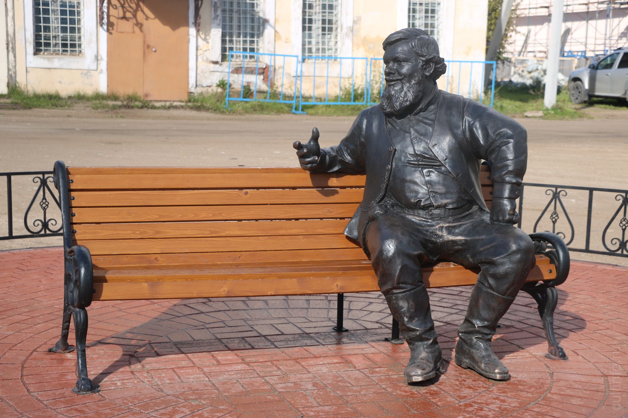 Памятник купцу на площади Исторической