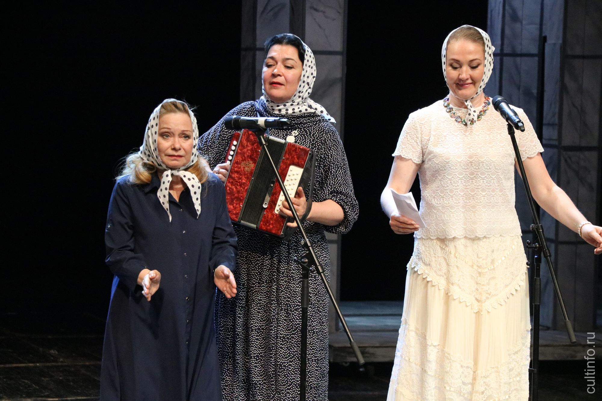 Театральные «страдания» в исполнении актрис драмтеатра: заслуженных артисток России Натальи Воробьевой и Натальи Ситниковой и актрисы Оксаны Киселевой