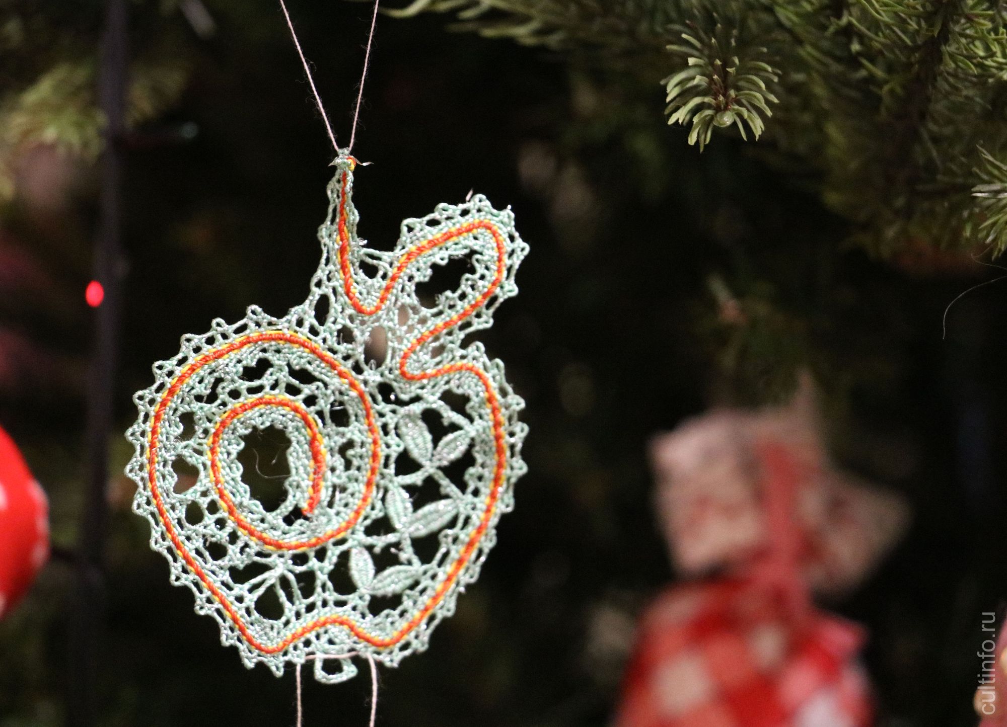 Выставка по итогам городского конкурса «Игрушка для ели «Новогоднее лакомство»