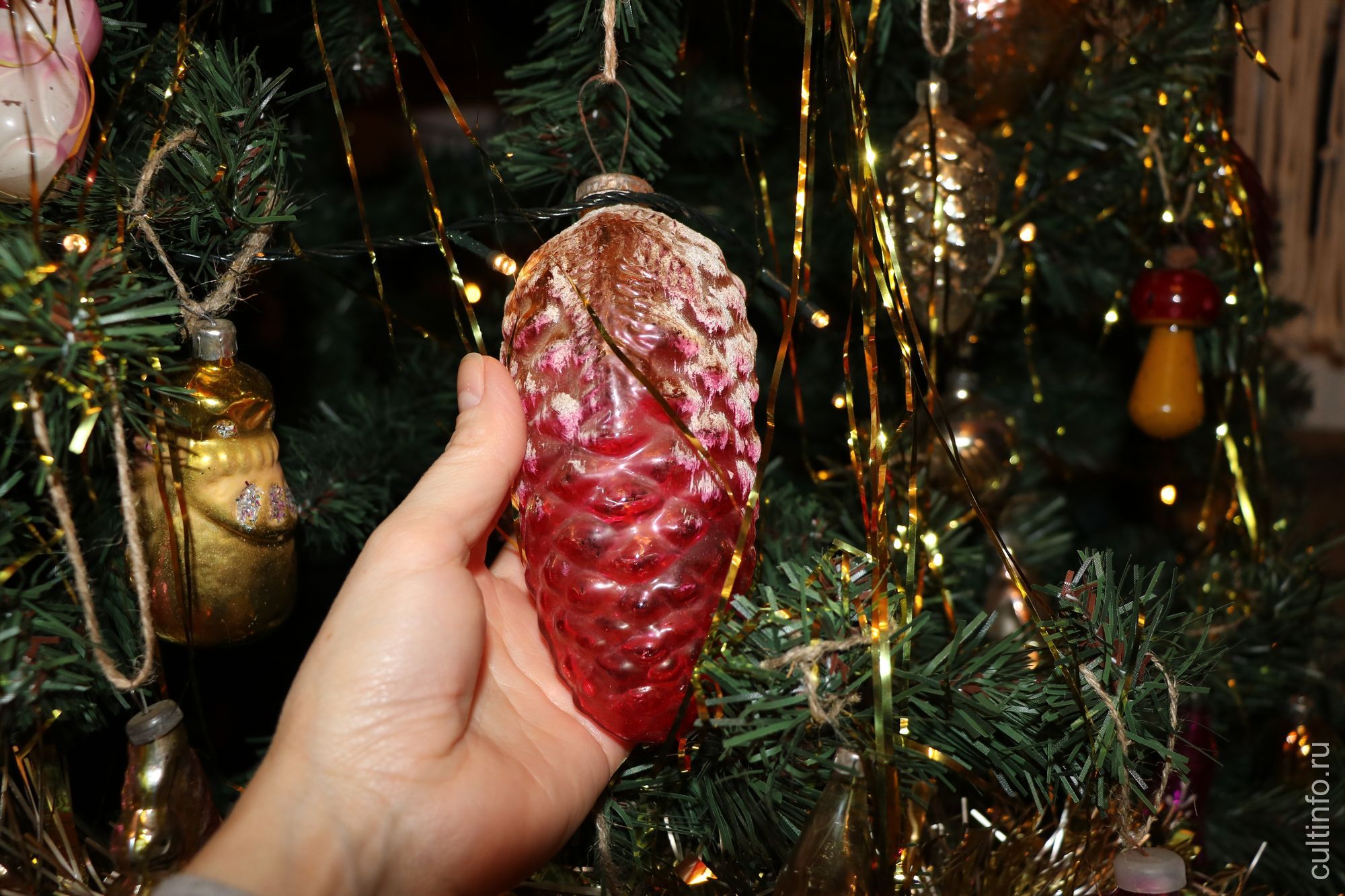 Игрушки советского времени украсили одну из ёлок в доме Извощикова