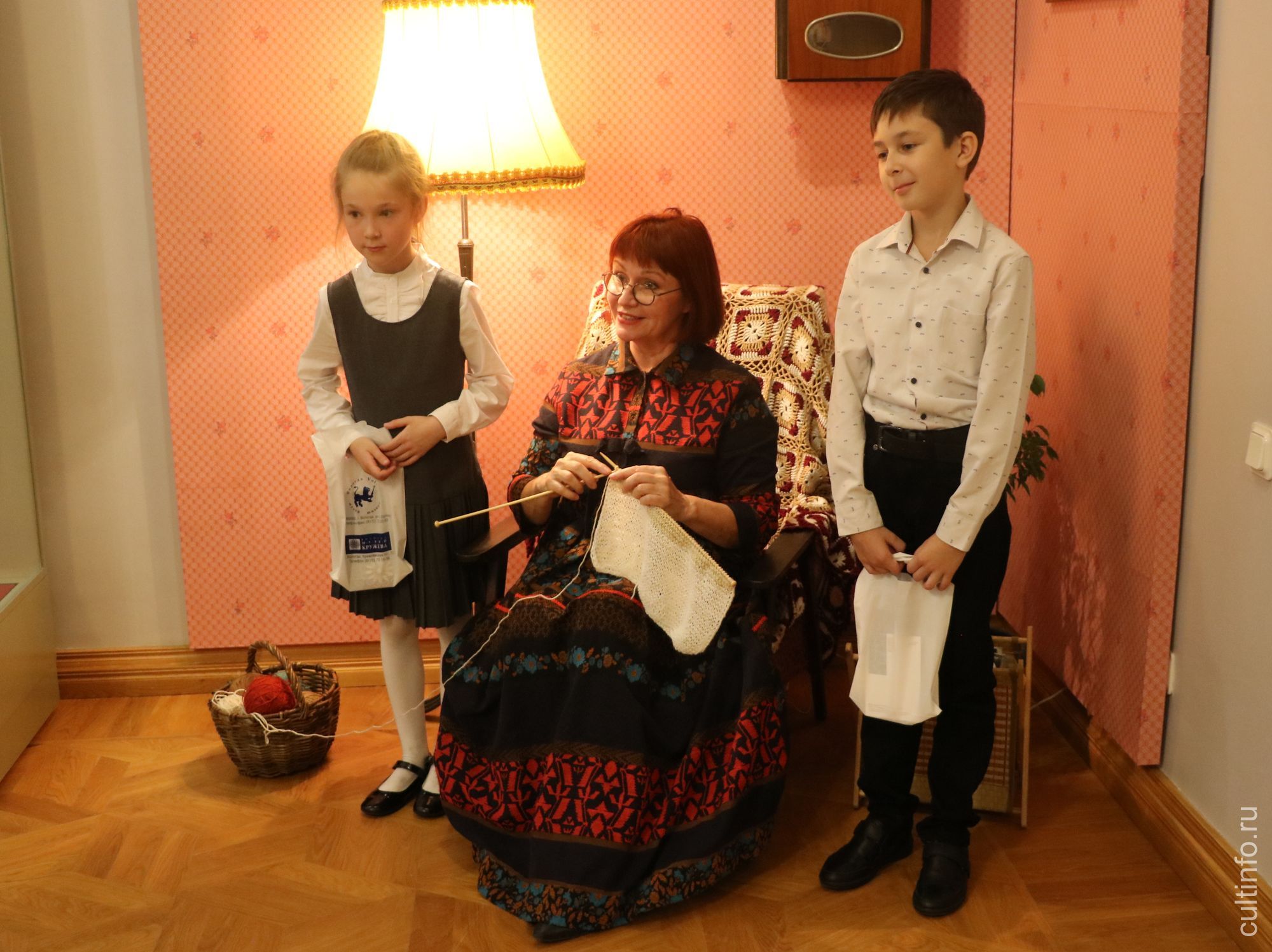 Желающие сфотографироваться в «уголке вязальщицы» нашлись сразу