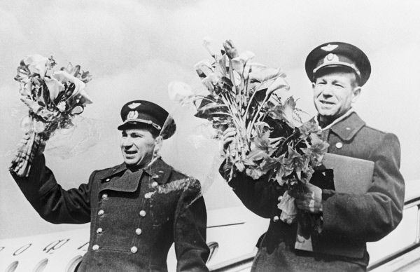Космонавты Павел Беляев и Алексей Леонов, экипаж корабля «Восход-2» Космонавты Павел Беляев и Алексей Леонов, экипаж корабля «Восход-2»