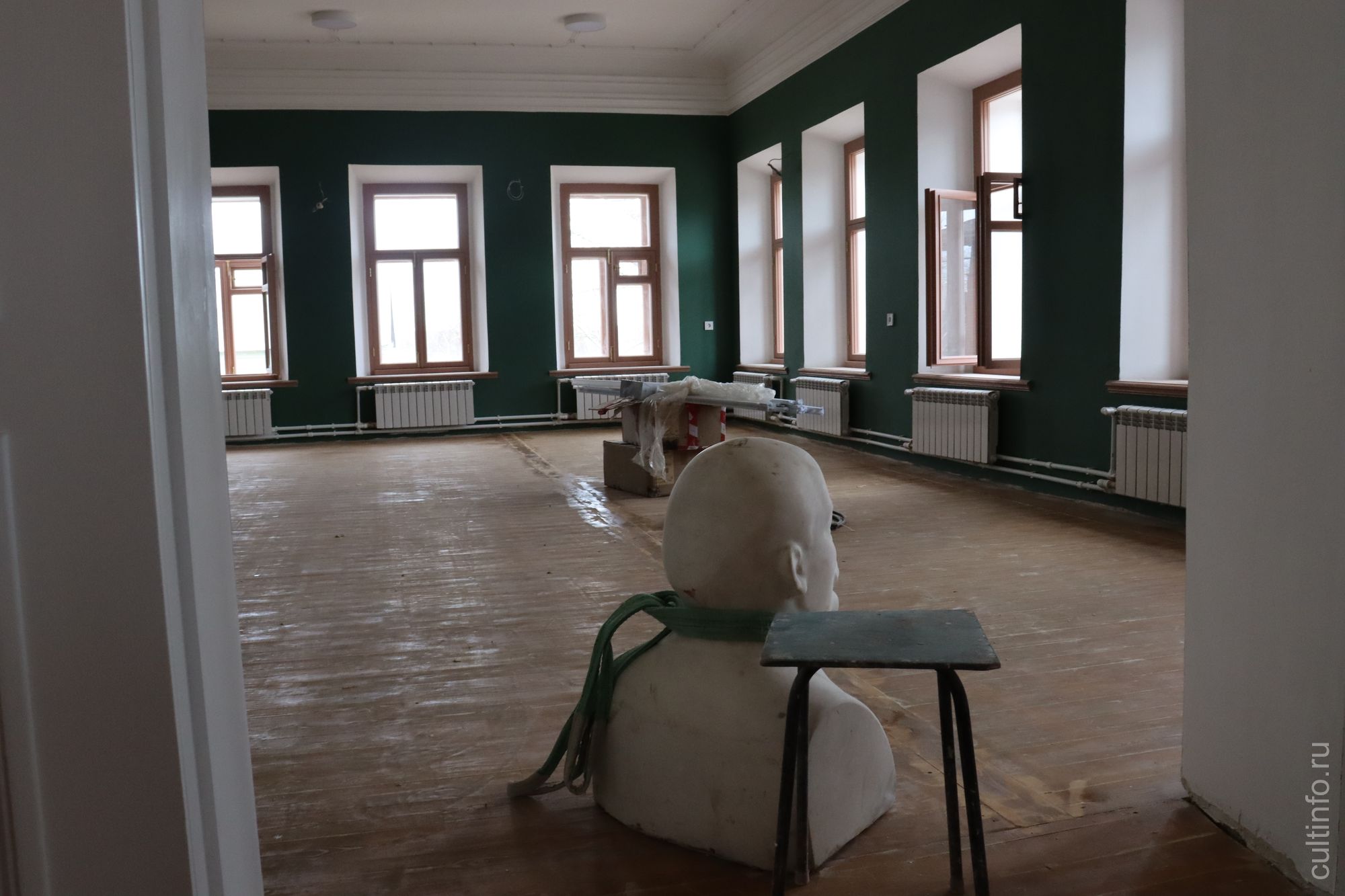 Здание Кадниковского музея в процессе проведения работ