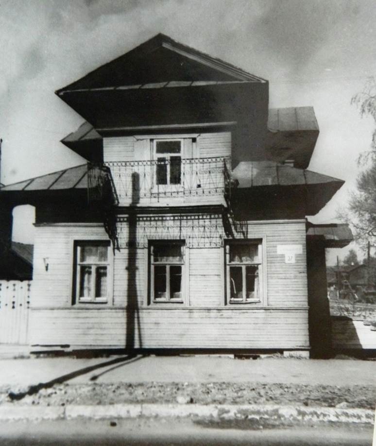 Чернышевского, 37, (предпположительно начало 1980-х) из альбомов сообщества «Старая Вологда» Чернышевского, 37, (предпположительно начало 1980-х) из альбомов сообщества «Старая Вологда»