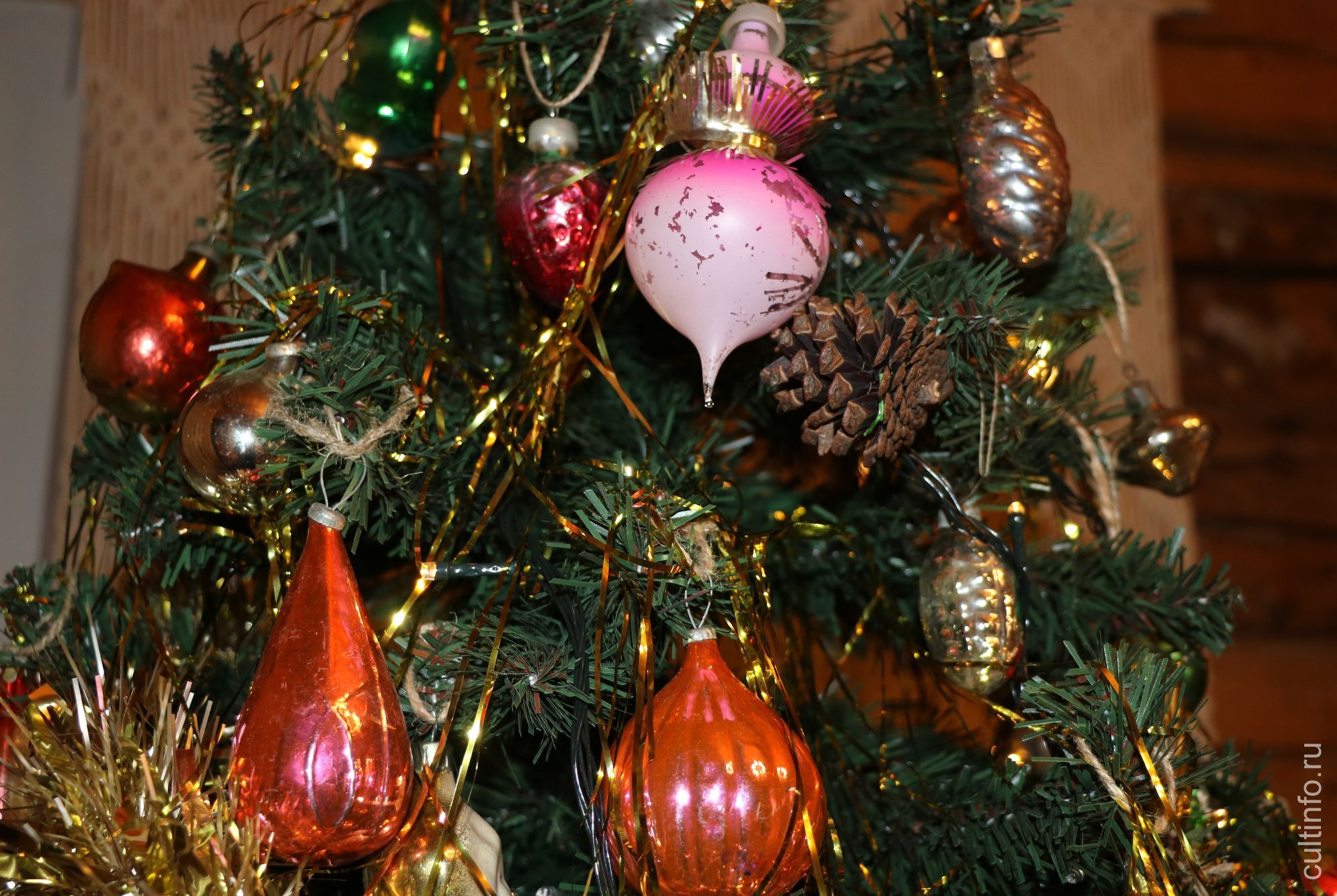 Игрушки советского времени украсили одну из ёлок в доме Извощикова