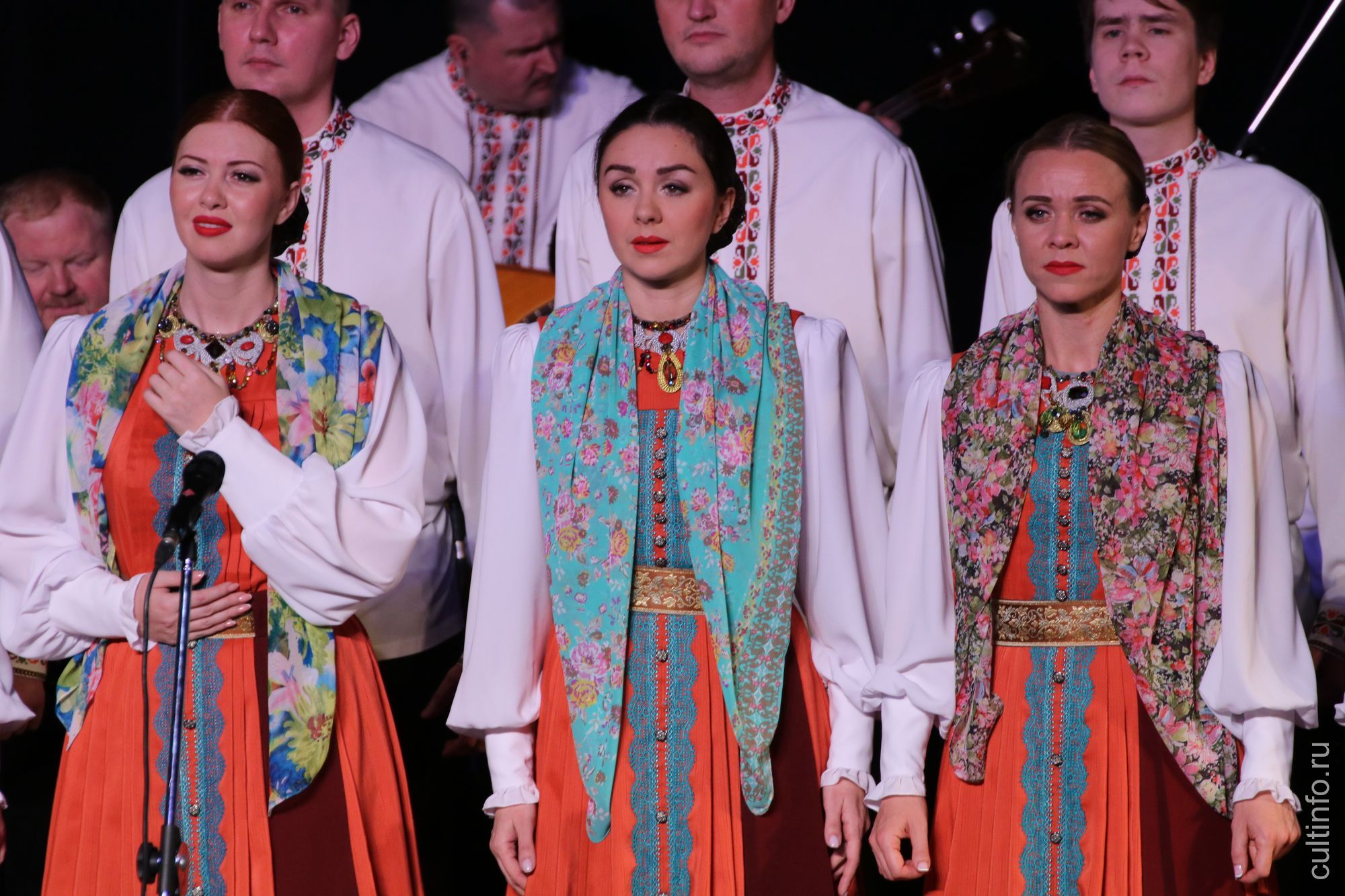 Уральский государственный академический русский народный хор представил в Вологде программу «Легенды Урала» Уральский государственный академический русский народный хор представил в Вологде программу «Легенды Урала»